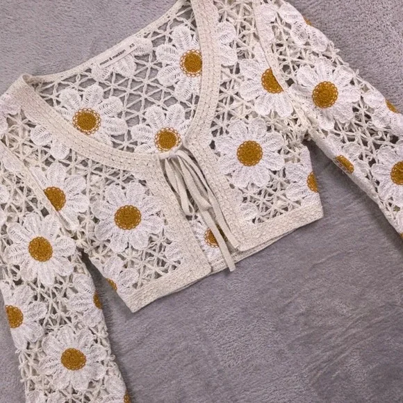 Moon & Madison Cardigan Women XS Cream Daisy Crochet Cropped Tie Front ST21077 - Picture 1 of 8